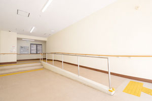 神戸市立総合福祉センター スロープ